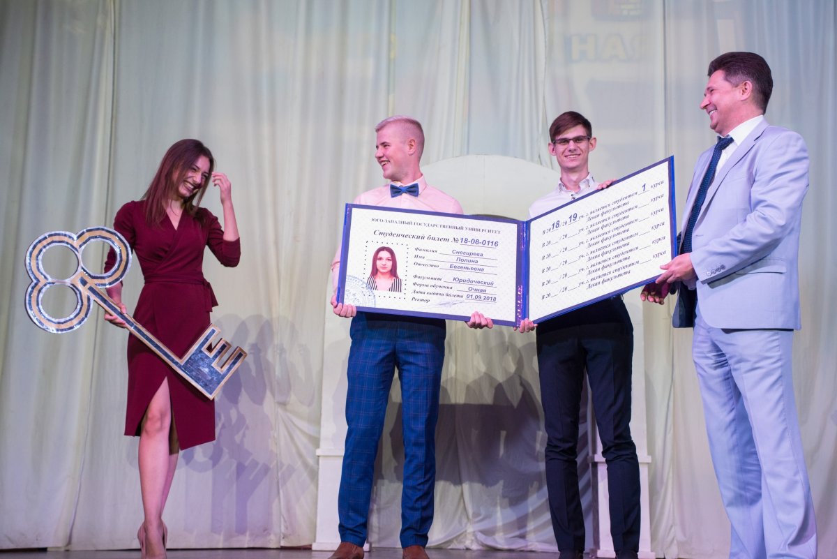 В ЮЗГУ вручили самый большой студенческий билет В ЮЗГУ вручили самый большой студенческий билет