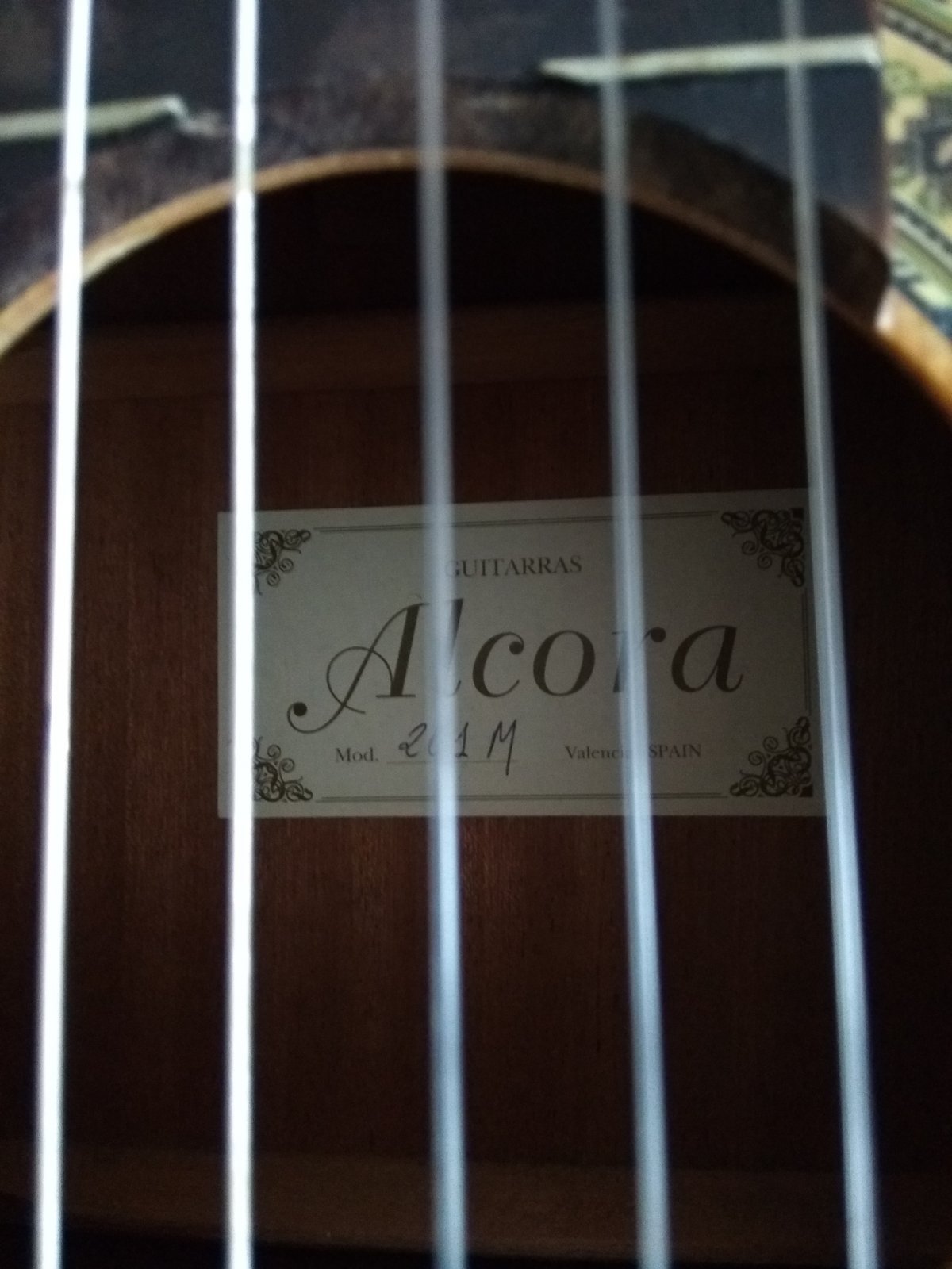 Продам полноразмерную классическую гитару Alcora от известного испанского бренда Paco Castillo модель 201M. Инструмент в очень хорошем состоянии