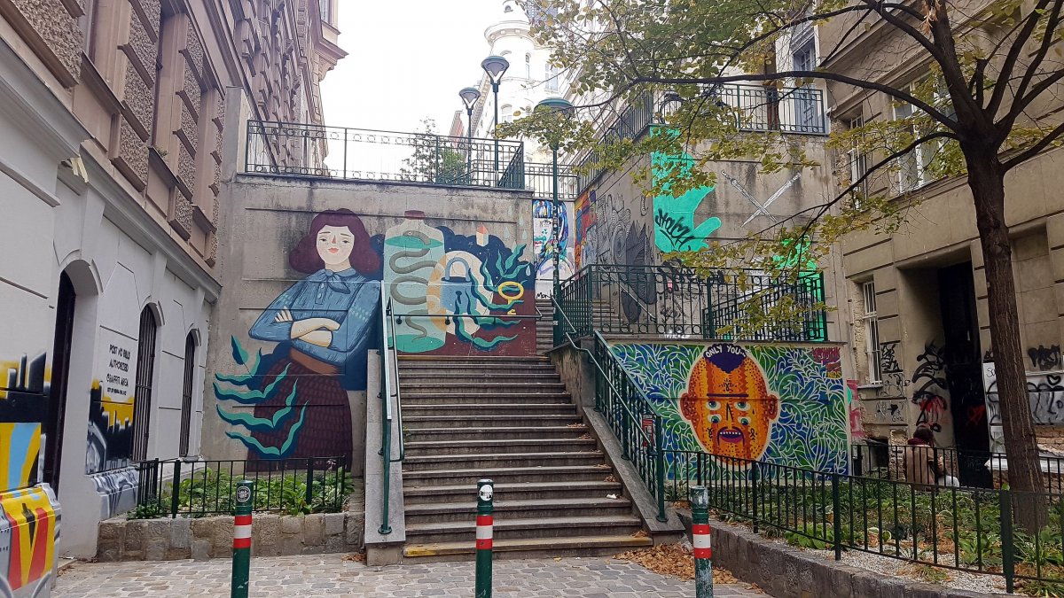 Cтудентка Татьяна Шулика вернулась из Австрии, где провела семестр по обмену, и рассказала, что обязательно нужно попробовать в Вене, где лучше закупаться и как встретил её город: https://vk.cc/8rWBnU