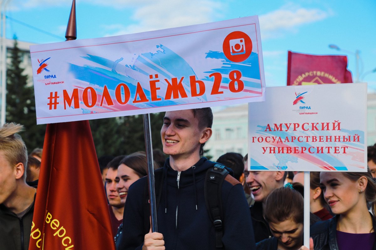 Фото из гущи событий «Парада российского студенчества» и линейки первокурсников. Оба мероприятия прошли в Благовещенске 7 сентября