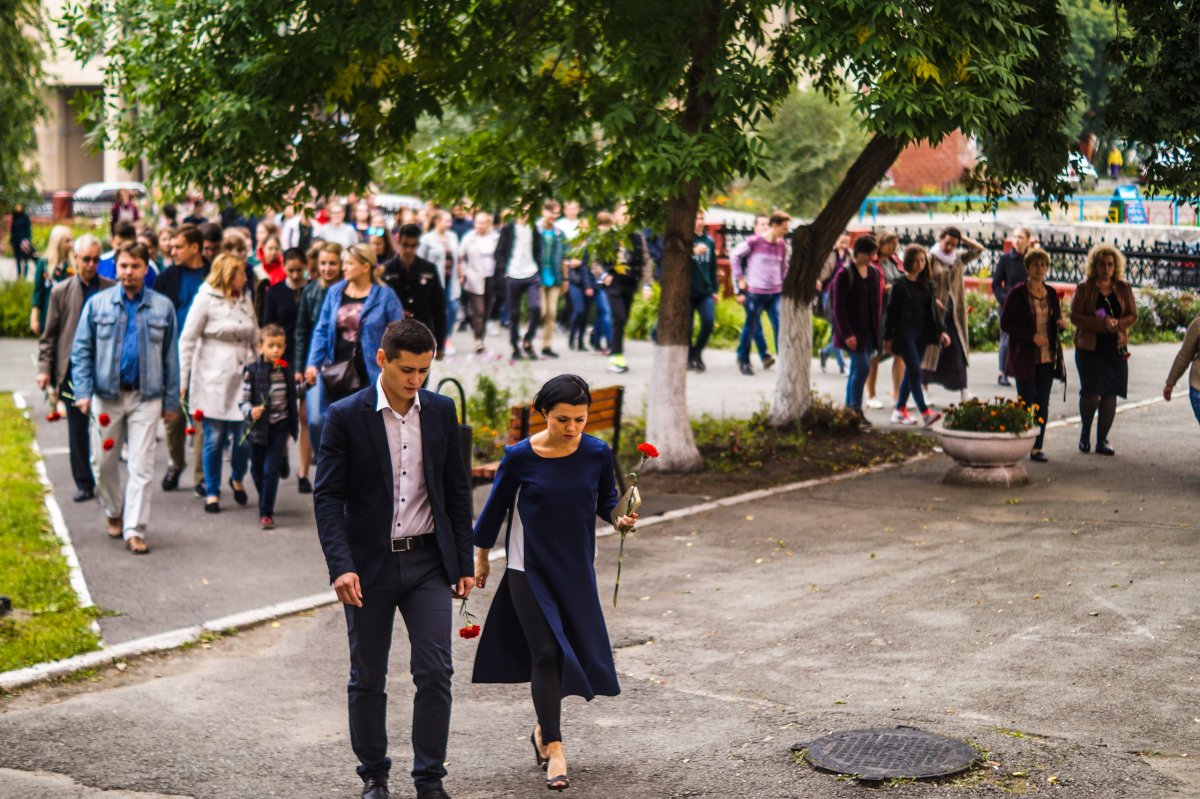 А вот и фотографии от Елены Карпинской с открытия закладного памятного камня и четвертой годовщины со дня открытия Центра досуга студентов им. Н.Ю. Гуриновича