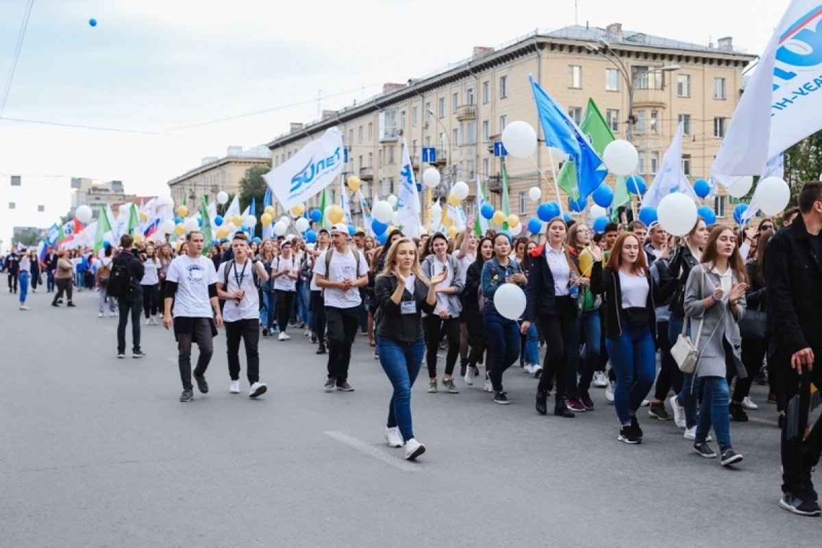 Более 1500 первокурсников приняли участие в Параде российского студенчества 😊