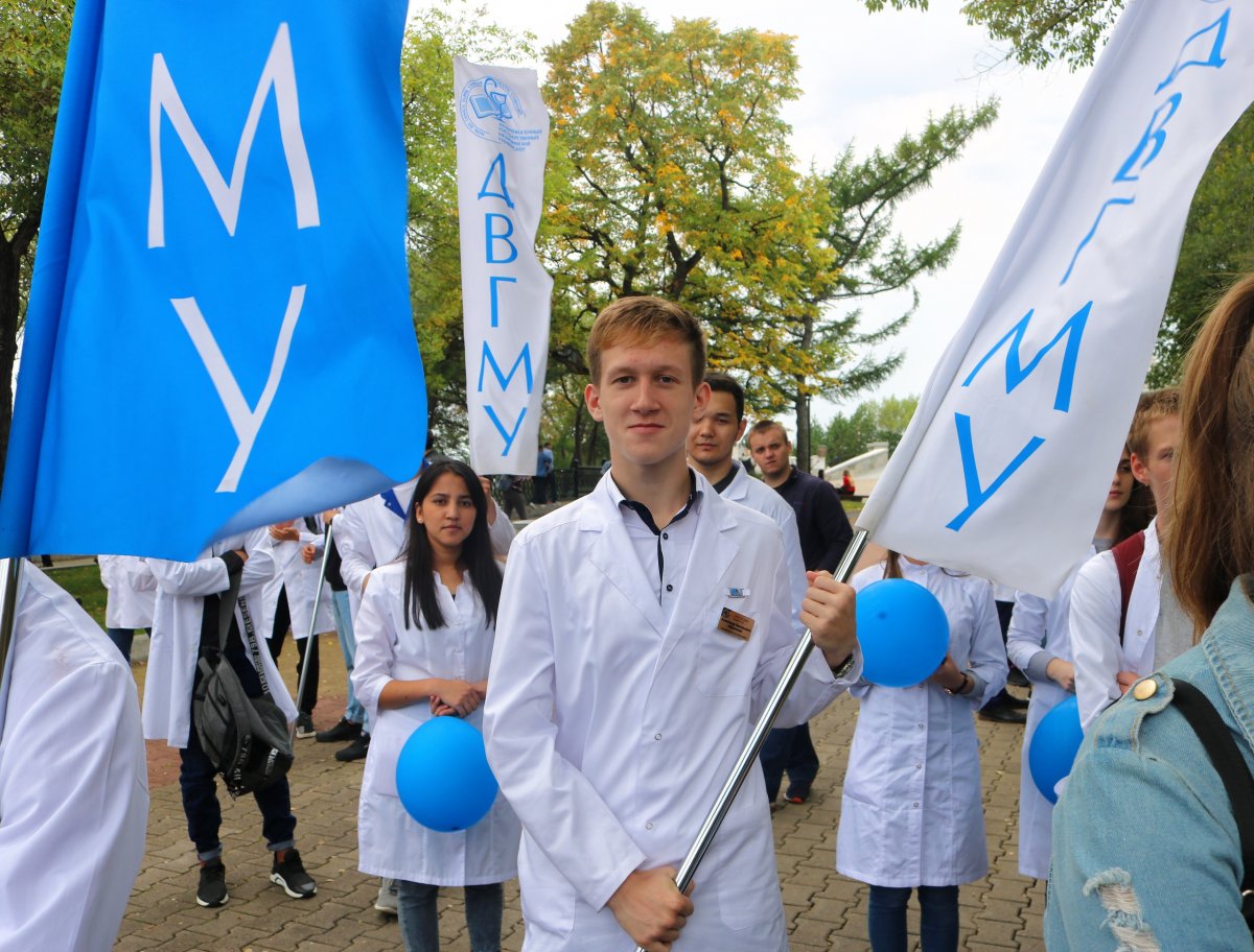 Парад студентов: тысячи первокурсников прошли по центру Хабаровска