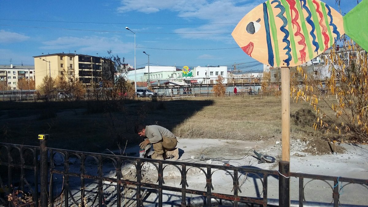 Ура! С утра уже идет активная работа по арт-объекту "Арктическая космогония" по проекту Сарданы Ивановой! Совсем скоро мы будем любоваться "снеговыми очками" в сквере нашего института!!!