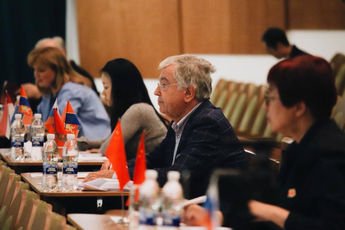 Ровно в 12:00 в малом академическом зале Красноярского государственного института искусств начнётся мастер-класс от членов жюри для участников I Международного конкурса скрипачей Виктора Третьякова.