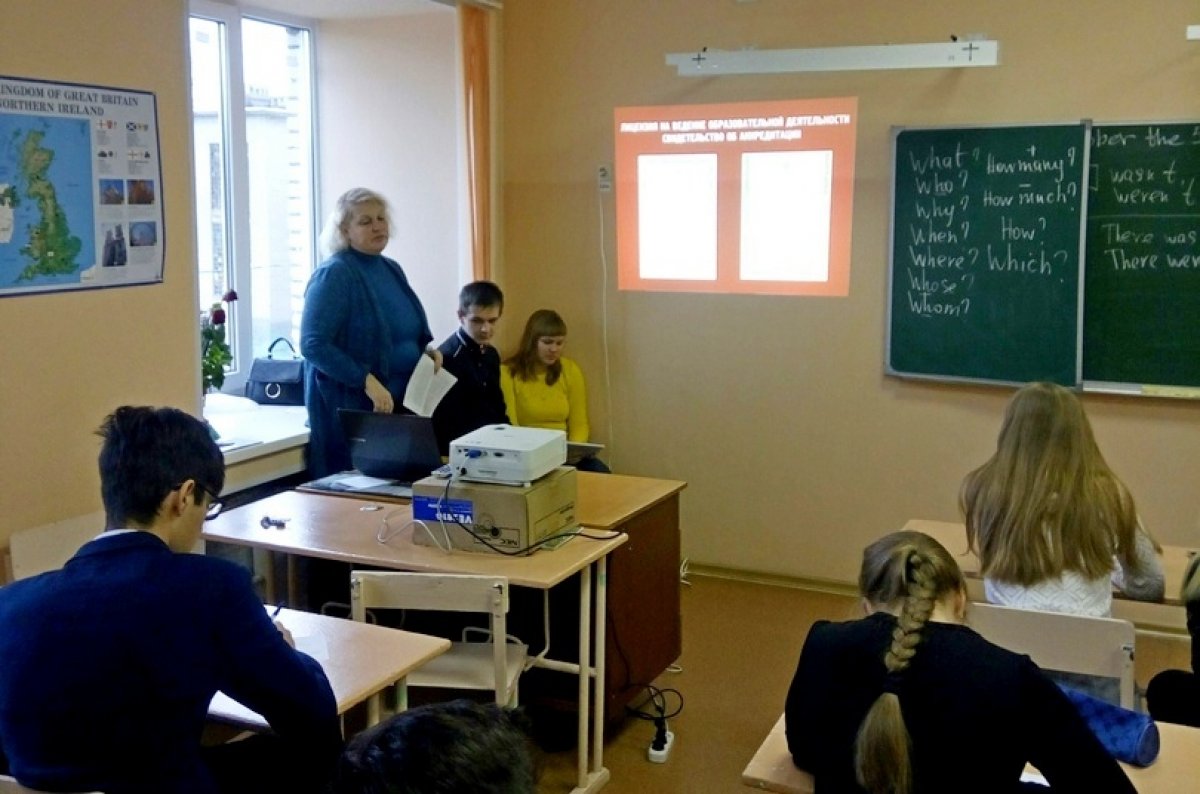 Студенты и преподаватели экономического факультета Вологодской ГМХА провели деловую игру «В мире финансов» 💶📊в Федотовской средней школе.