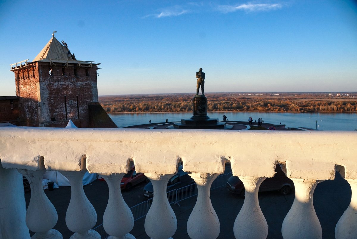 Нижний как будто осознал, что попал в ТОП самых пасмурных городов России (182 дня без солнца), обойдя даже Петербург, и подарил нам привычное теплое лето и непривычно теплую осень ;)