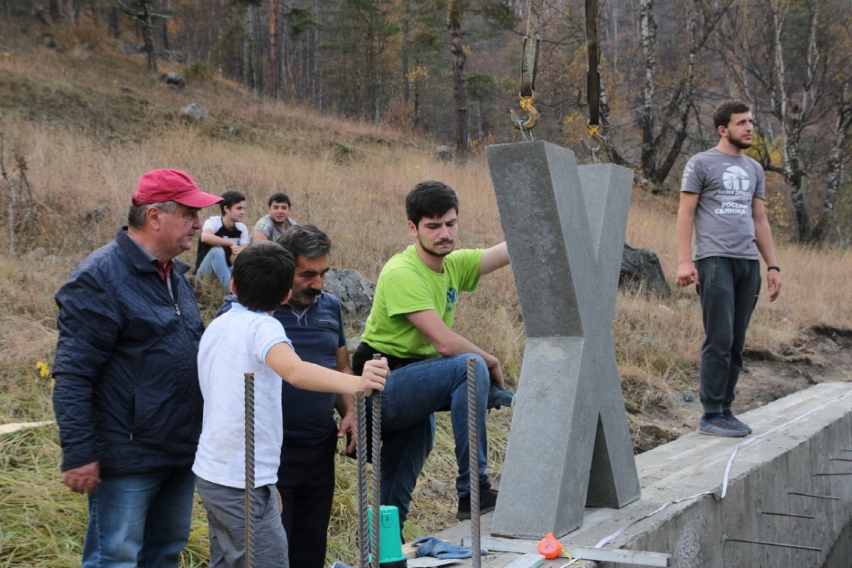 Студенты и сотрудники Карачаево-Черкесского государственного университета имени Умара Алиева во главе с ректором Таусолтаном Узденовым приняли участие в работах по установлению монументального памятника «ХАСАУКА» Студенты и сотрудники Карачаево-Черкесского государственного университета имени Умара Алиева во главе с ректором Таусолтаном Узденовым приняли участие в работах по установлению монументального памятника «ХАСАУКА»