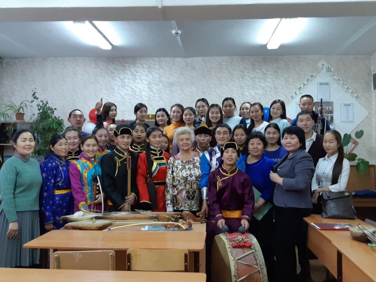 Декаду открытых кураторских часов в Кызылском педагогическом колледже ТувГУ открыло занятие « Повсюду музыка слышна». Его подготовила куратор 3 курса «Ж» группы
