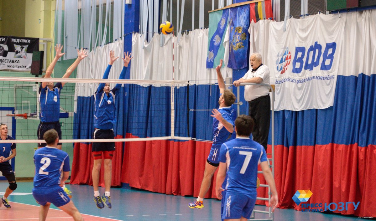 в спортзале проходит финальный матч Чемпионата Курской области по волейболу среди мужских команд, посвящённый Дню народного единства. За победу борются команды «Михайловский ГОК» (Железногорск) и «КурскАтомЭнергосбыт» (Курск).