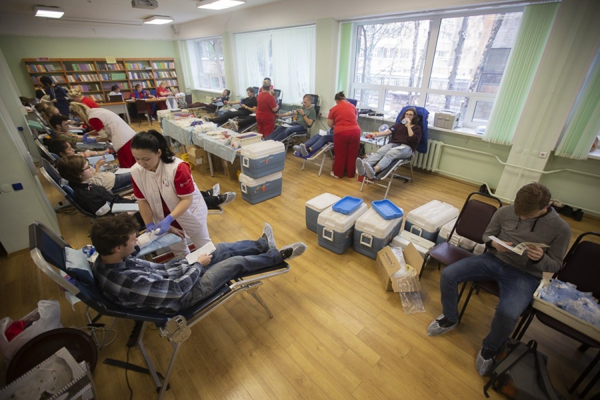 В МИФИ прошел десятый День донора. Волонтеры-мифисты уже несколько лет стараются помочь людям, нуждающимся в крови и ее компонентах. В акции приняли участие 104 человека, среди которых – студенты, преподаватели и сотрудники вуза