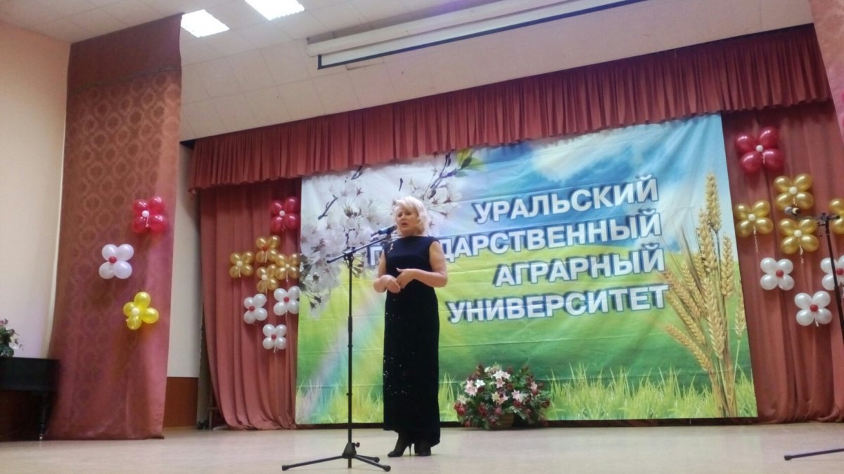 В актовом зале проходит творческая встреча студентов с солистами театра Свердловской музыкальной комедии. Прямо сейчас народная РФ
