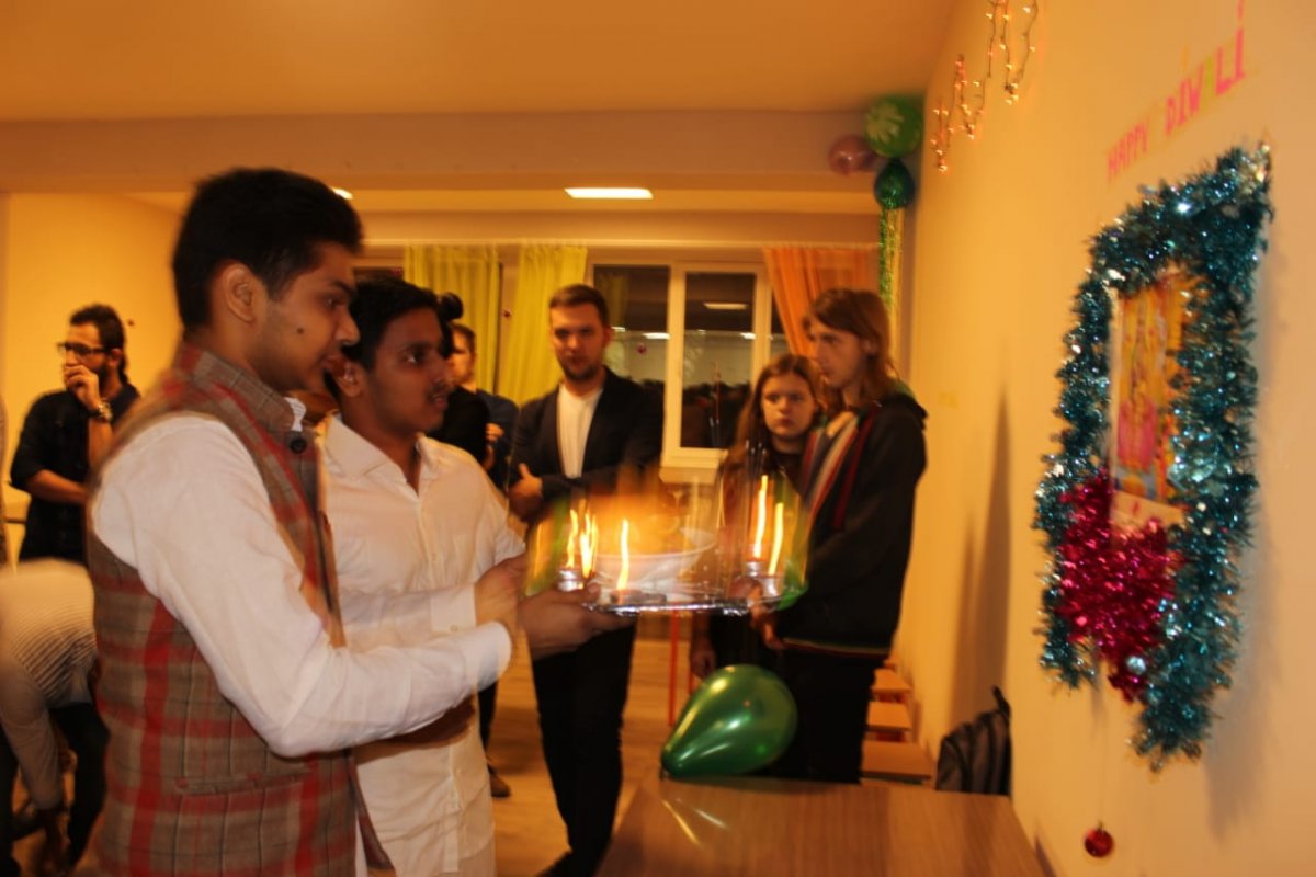 🎉 Иностранные студенты-первокурсники СибГМУ организовали замечательный вечер, посвященный традиционному индийскому празднику Дивали.