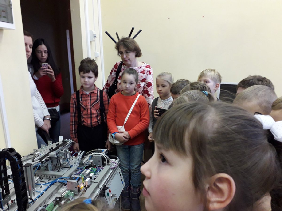 В политехе организовали для школьников знакомство с роботами