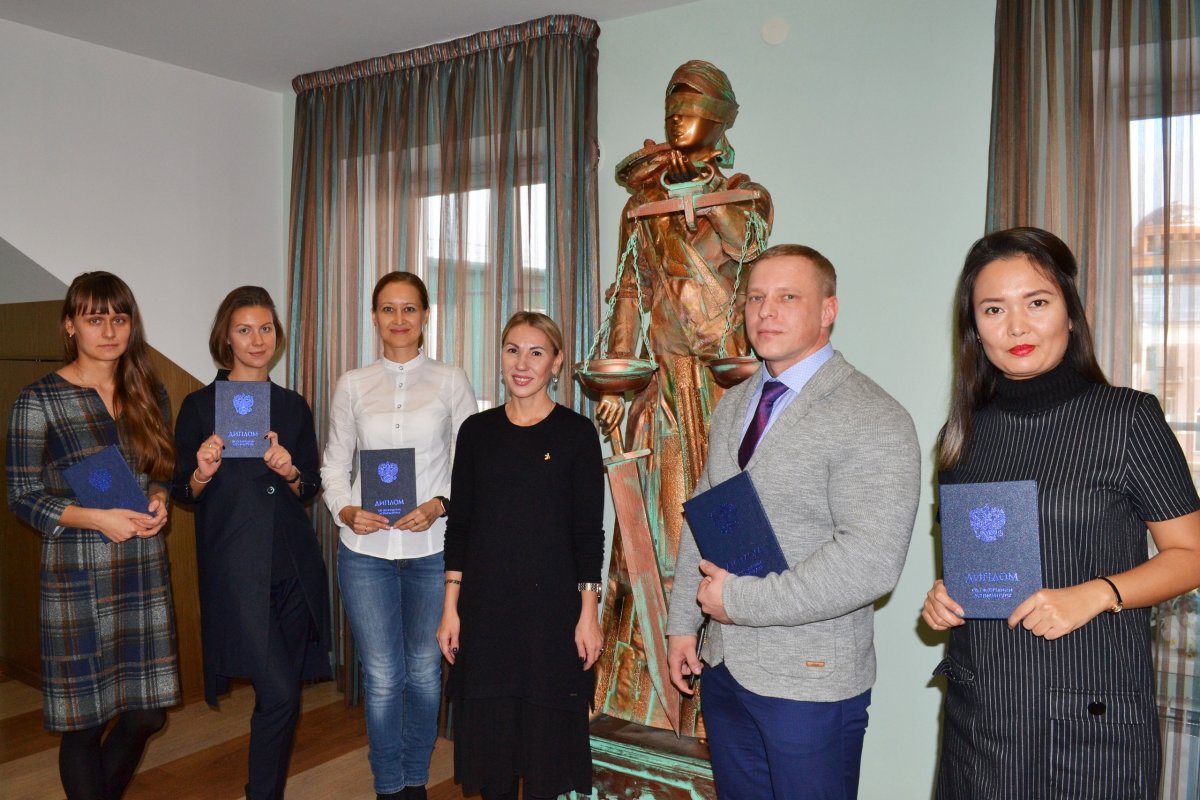 9 ноября 2018 года в зале Ученого совета Омской юридической академии 13 выпускников получили дипломы об окончании аспирантуры