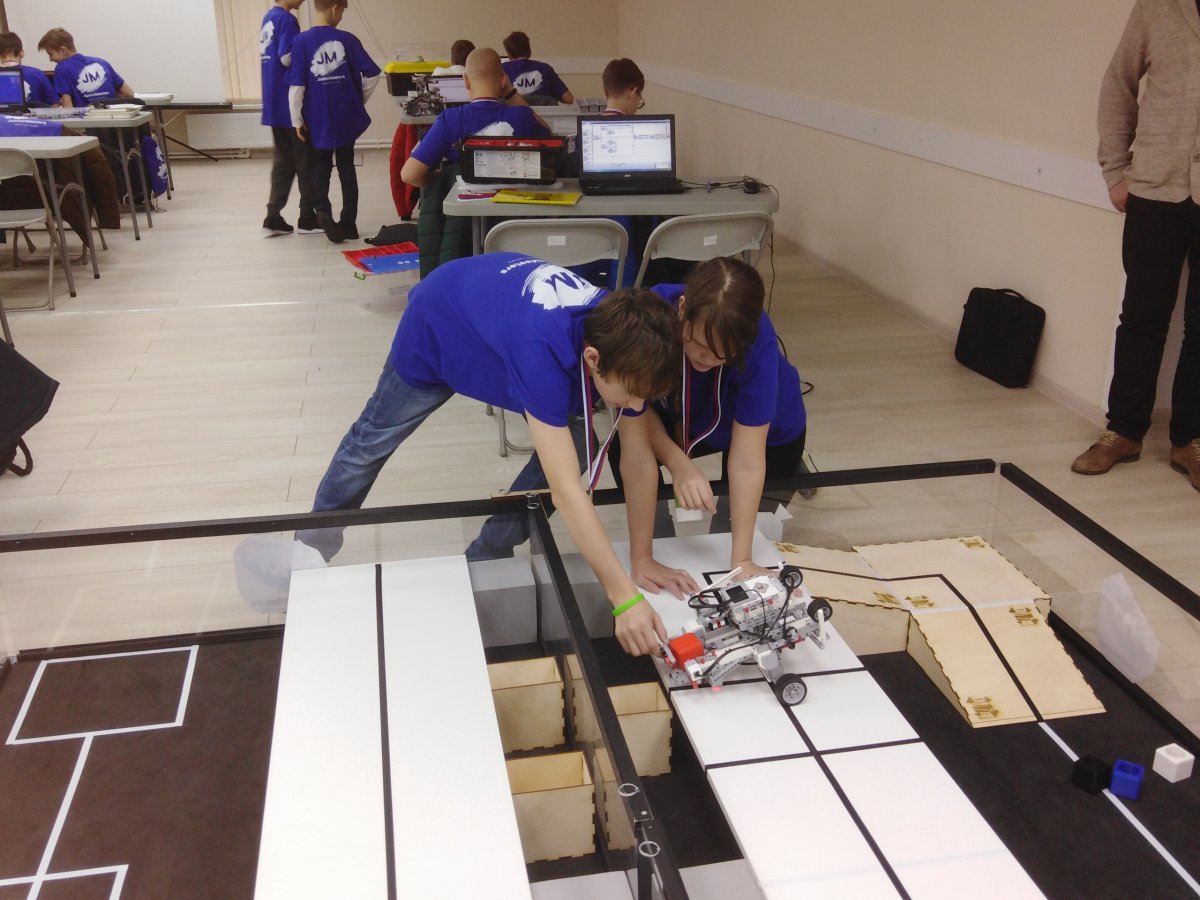 Юные робототехники завоевали золото на Чемпионате JuniorMasters