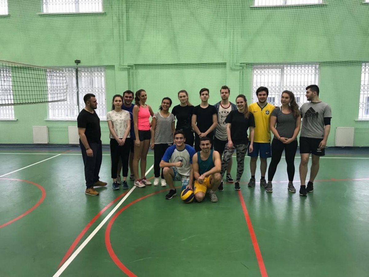 В турнире по волейболу выиграла команда третьего курса таможенного направления 💪✨