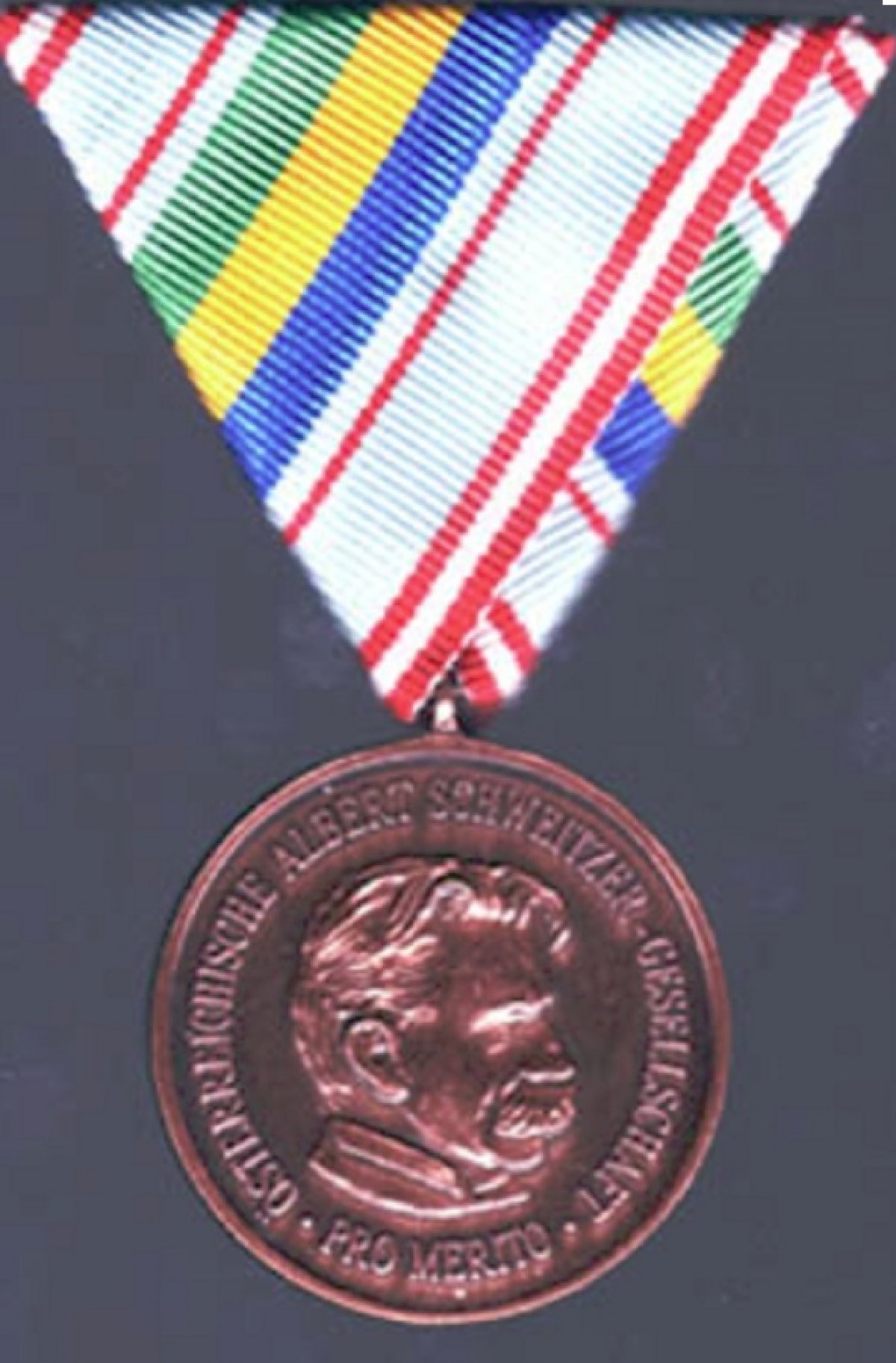 23 ноября ректор НГЛУ профессор Б.А. Жигалев был награжден медалью Австрийского Общества им. Альберта Швейцера