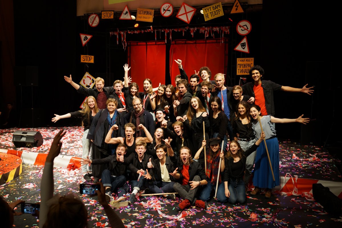 В группу добавлен альбом с фотографиями дня первокурсника. Почти 1000! ))))