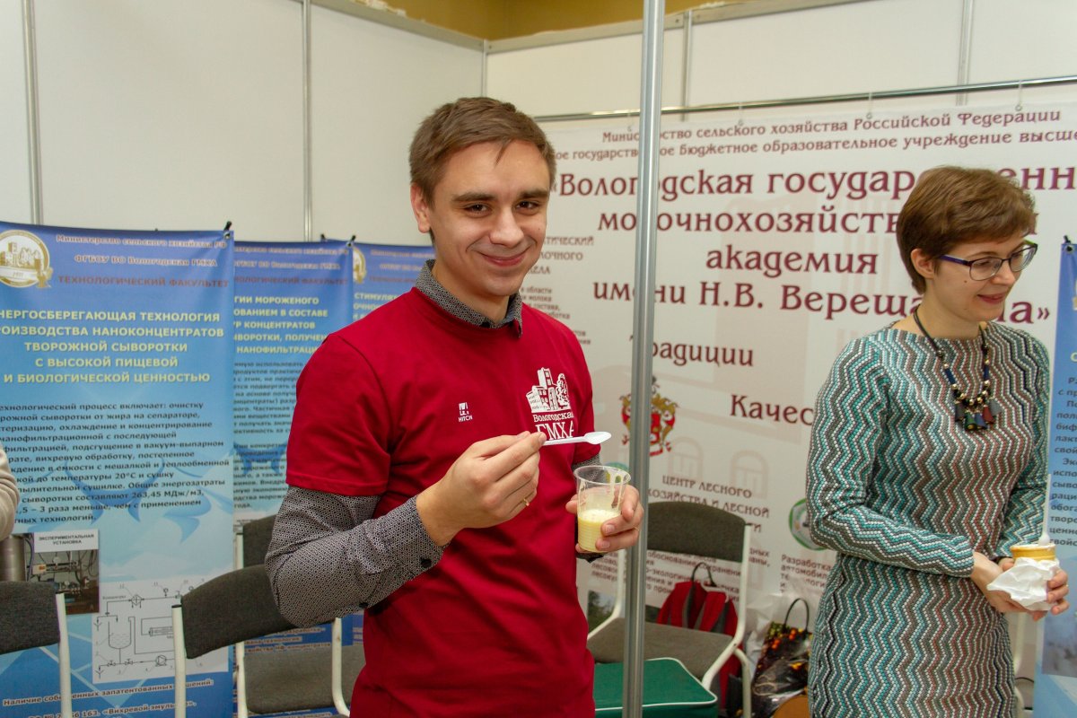 В выставочном комплексе «Русский дом» в рамках форума проходит выставка молочной индустрии, на которой свою продукцию представили производители как из Вологодской области, так и из других регионов России.