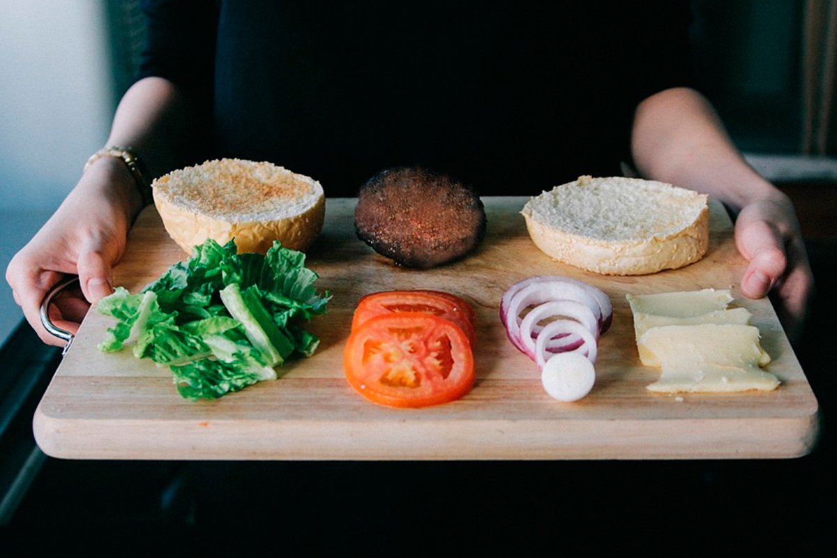 Что такое голод, можно ли правильно подсчитать калории, как наладить питание, чем всё же опасен фаст-фуд и почему не нужно бояться жиров?