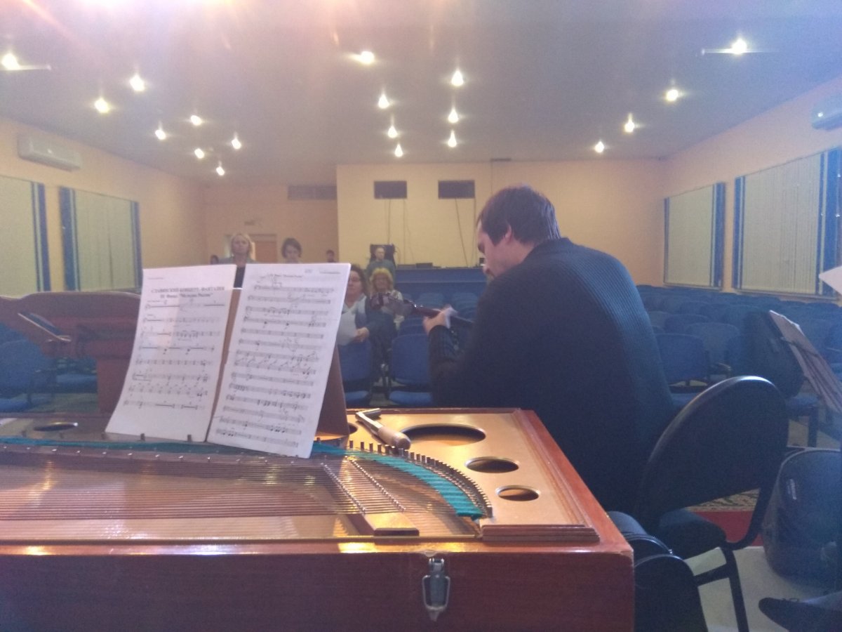 Увезти на выступление целый оркестр — задача не из легких, но и с ней можно справиться. Да как!