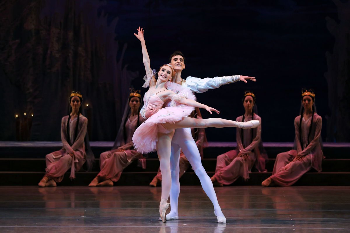 Решили порадовать вас небольшой подборкой фото с генеральной репетиции "Щелкунчика", что прошла вечра в Мариинском театре