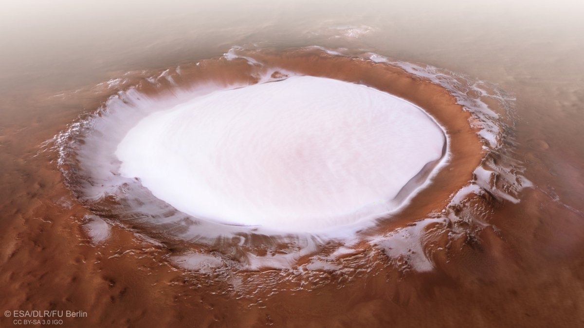 Европейское космическое агентство опубликовало снимок с борта аппарата «Марс-Экспресс», на котором виден ледник, занимающий практически все дно 80-километрового кратера Королев в северном полушарии планеты