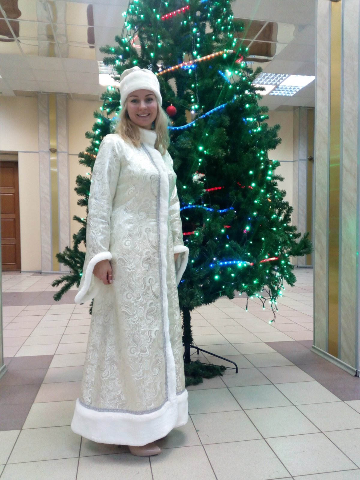 Дорогие друзья, поздравляю вас с наступающим Новым годом!!