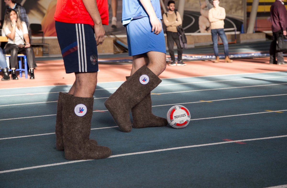 Что делать с парой валенок? 🤔Играть в футбол 😃