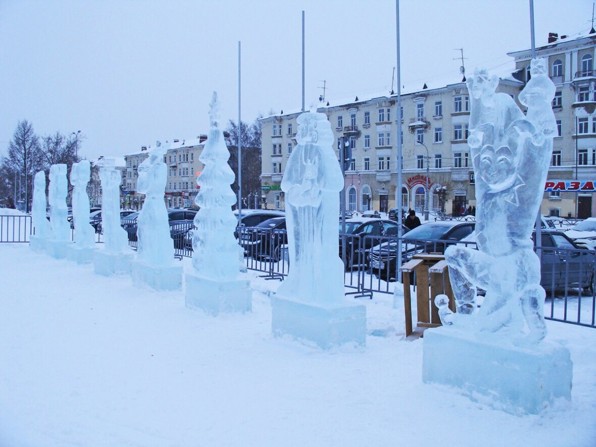 Вот уже четвертый раз студенты Уральского филиала РАЖВиЗ Ильи Глазунова в январе 2019 года отправились в г. Березники (Пермский край), чтобы подарить жителям города настоящую ледяную сказку