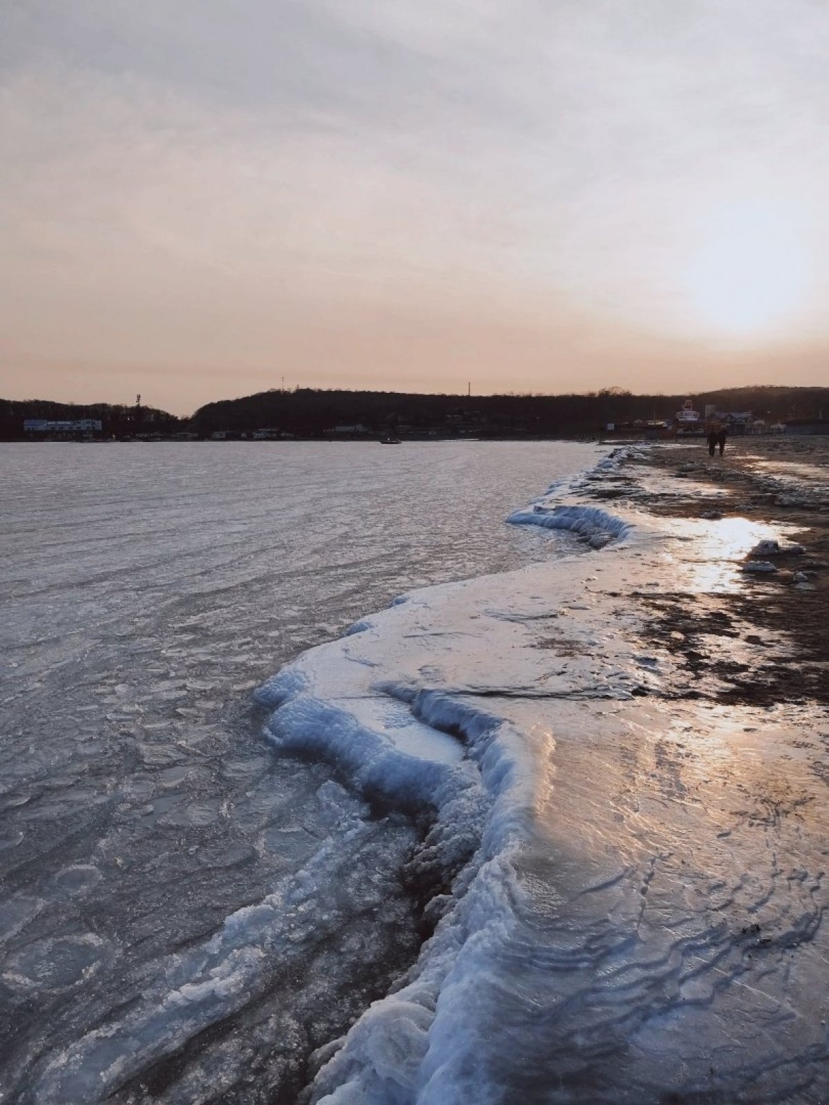 Такое удивительное и завораживающее морское побережье зимой.