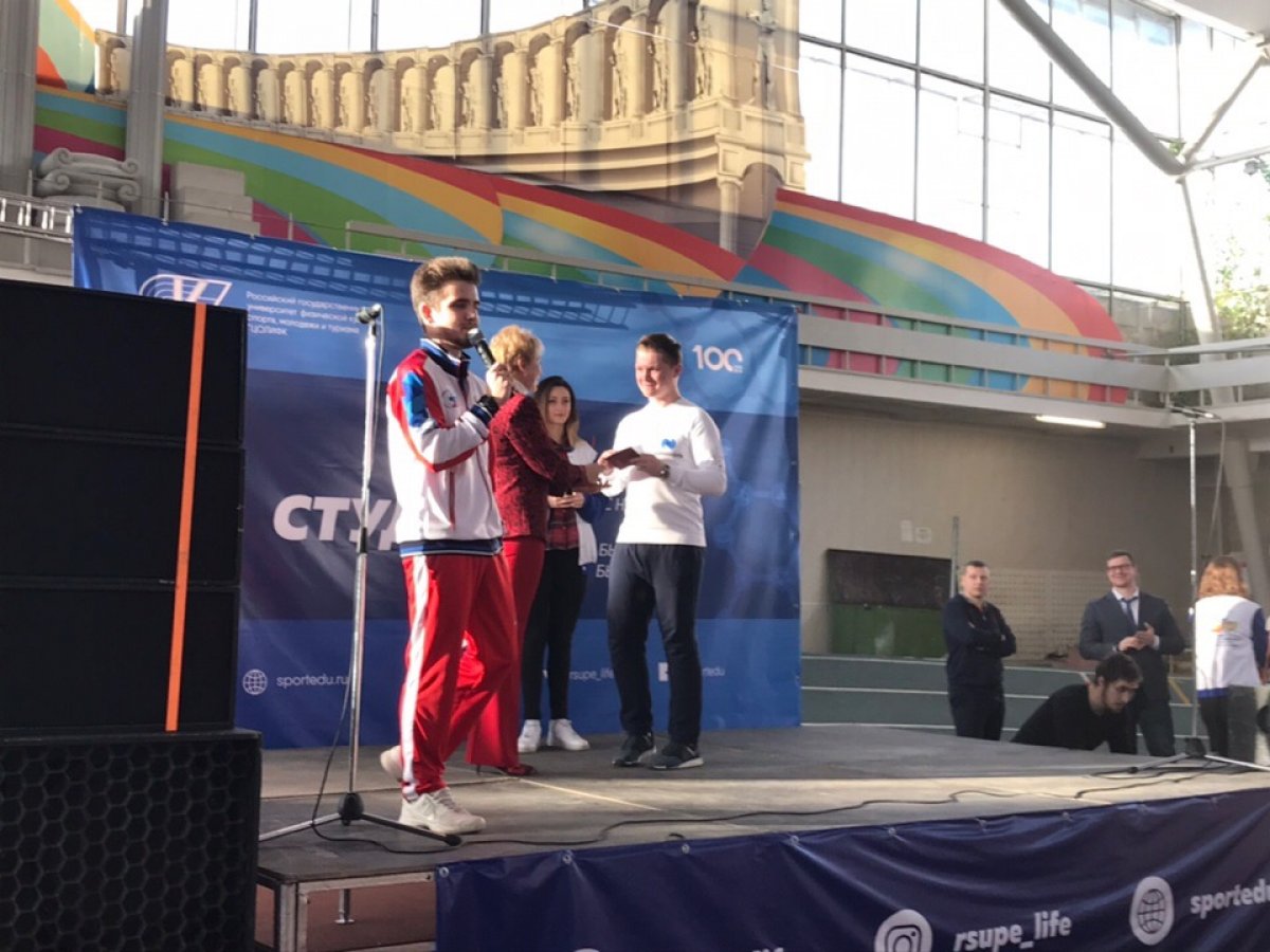 Какой же праздник без подарков?!😃 Самые активные студенты-волонтеры получили сегодня волонтерские книжки📒