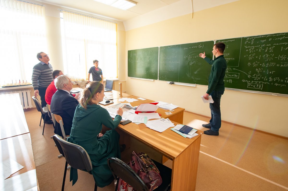 На этой неделе третьекурсники сдавали государственный экзамен по физике. Не обошлось и без интересных экспериментов в качестве вопроса по выбору