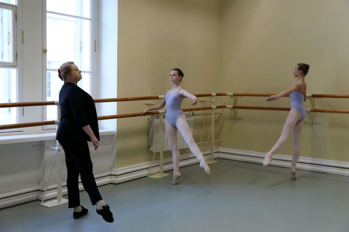 Поздравляем с юбилеем Елену Георгиевну Алканову, преподавателя классического танца Академии Русского балета имени А.Я. Вагановой!