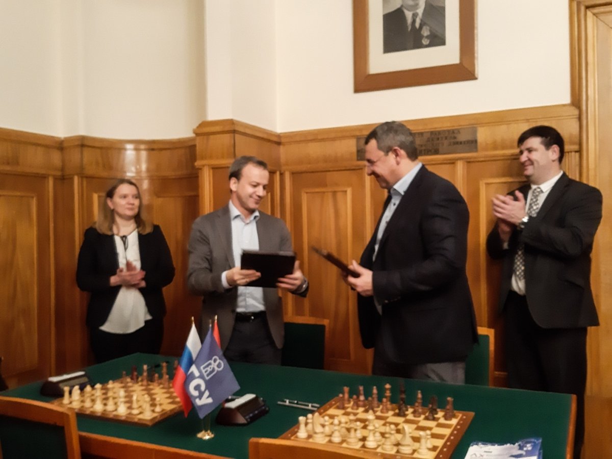 В кабинете ректора состоялось подписание соглашения между Шахматной федерацией и РГСУ об организации кубка ФИДЕ 2020 года в Ханты-Мансийске