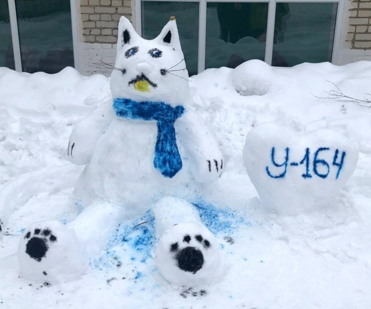 ❄❄❄Зима продолжает нас радовать снежком, а студенты своими талантами. Сегодня на территории филиала университета появилась новая снежная фигура: