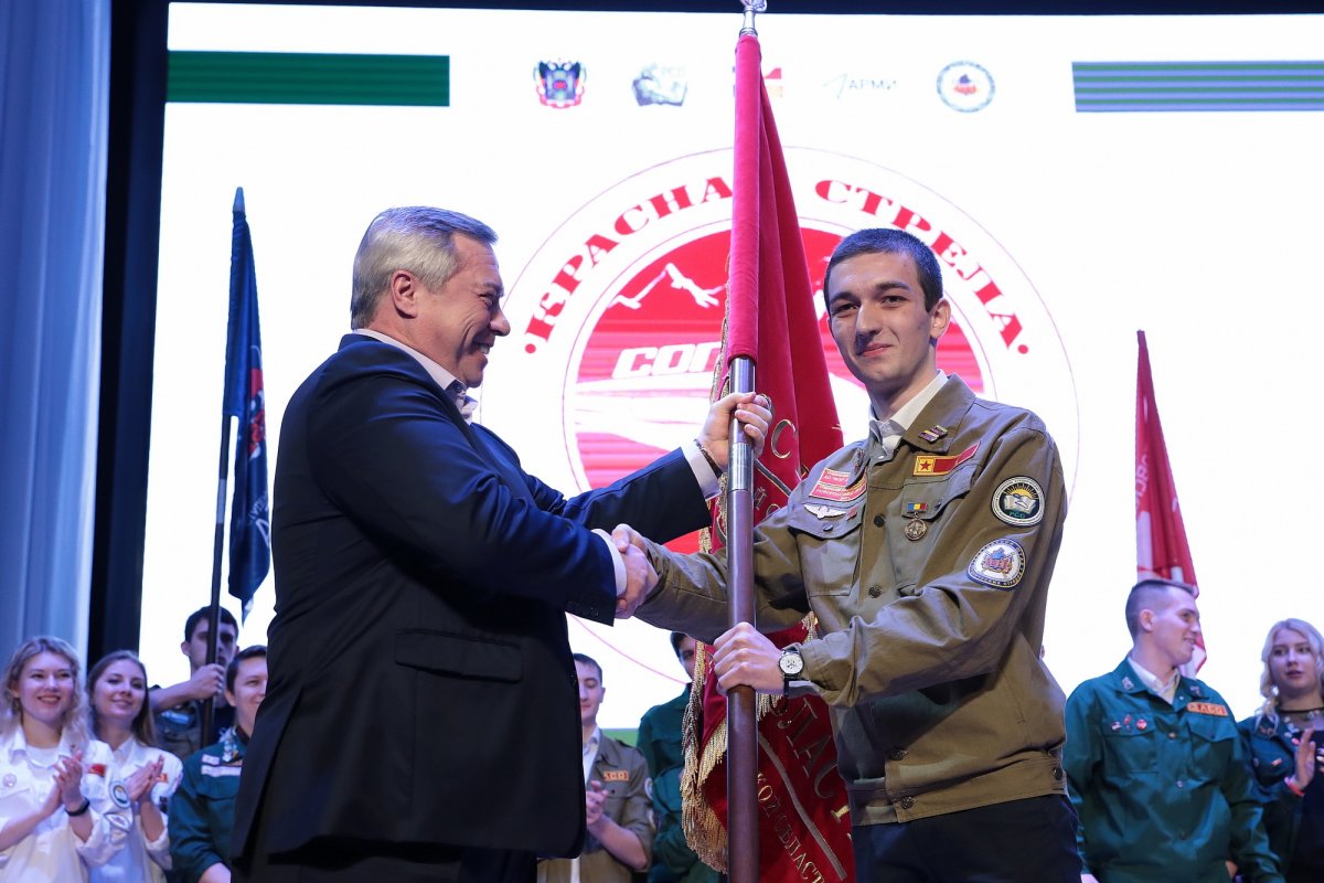 Губернатор Ростовской области вручил переходящее знамя лучшему студенческому отряду