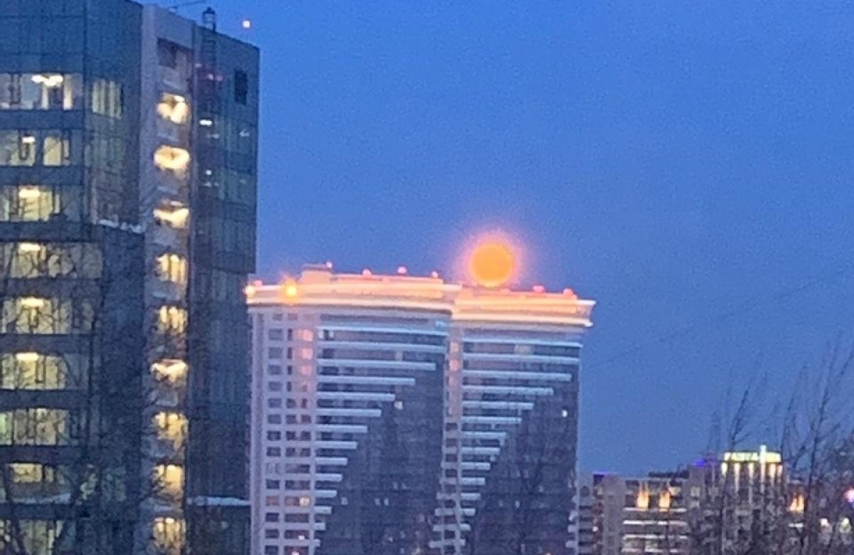 Сегодня, 19 февраля, жители Новосибирска смогут увидеть суперлуние. В этот день лунный диск будет выглядеть самым большим за весь 2019 год.