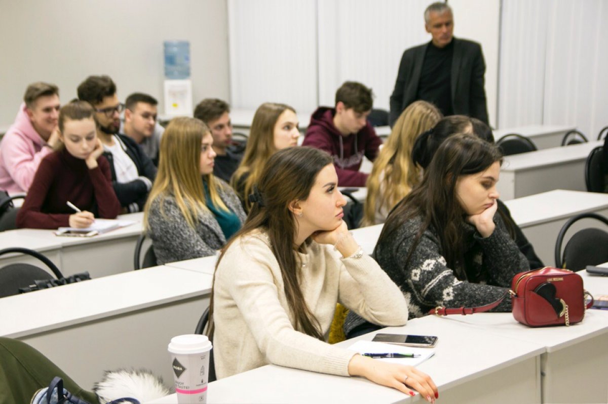 На Факультете управления бизнесом состоялся мастер-класс Александра Чекрыгина, руководителя направления финансирования энергоэффективных проектов ВТБ факторинг. ⠀ На Факультете управления бизнесом состоялся мастер-класс Александра Чекрыгина, руководителя направления финансирования энергоэффективных проектов ВТБ факторинг. ⠀