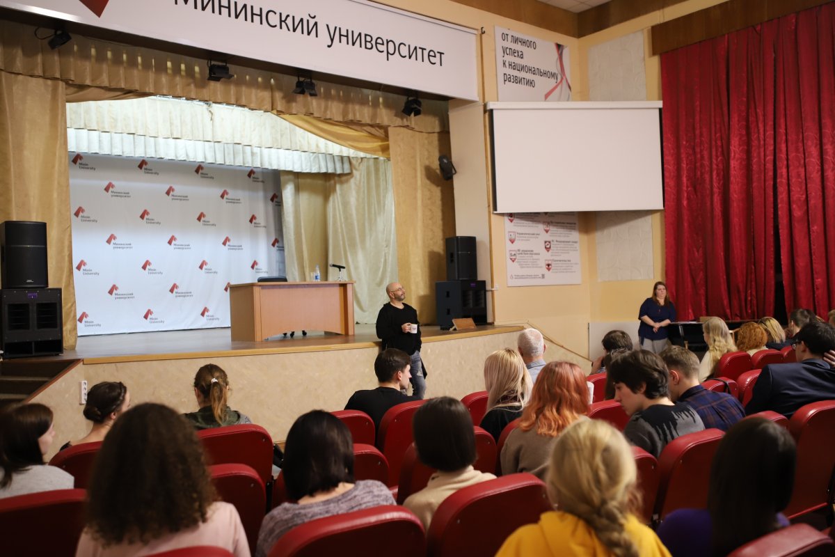 Сегодня в рамках проекта «Культурный диалог» в Мининском университете состоялась встреча с режиссером Олегом Липовецким.