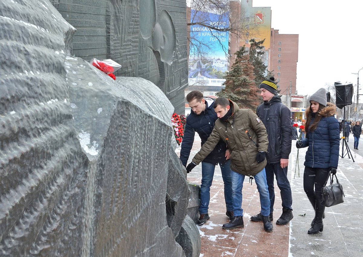 2019-02-22 Возложение у памятника Славы