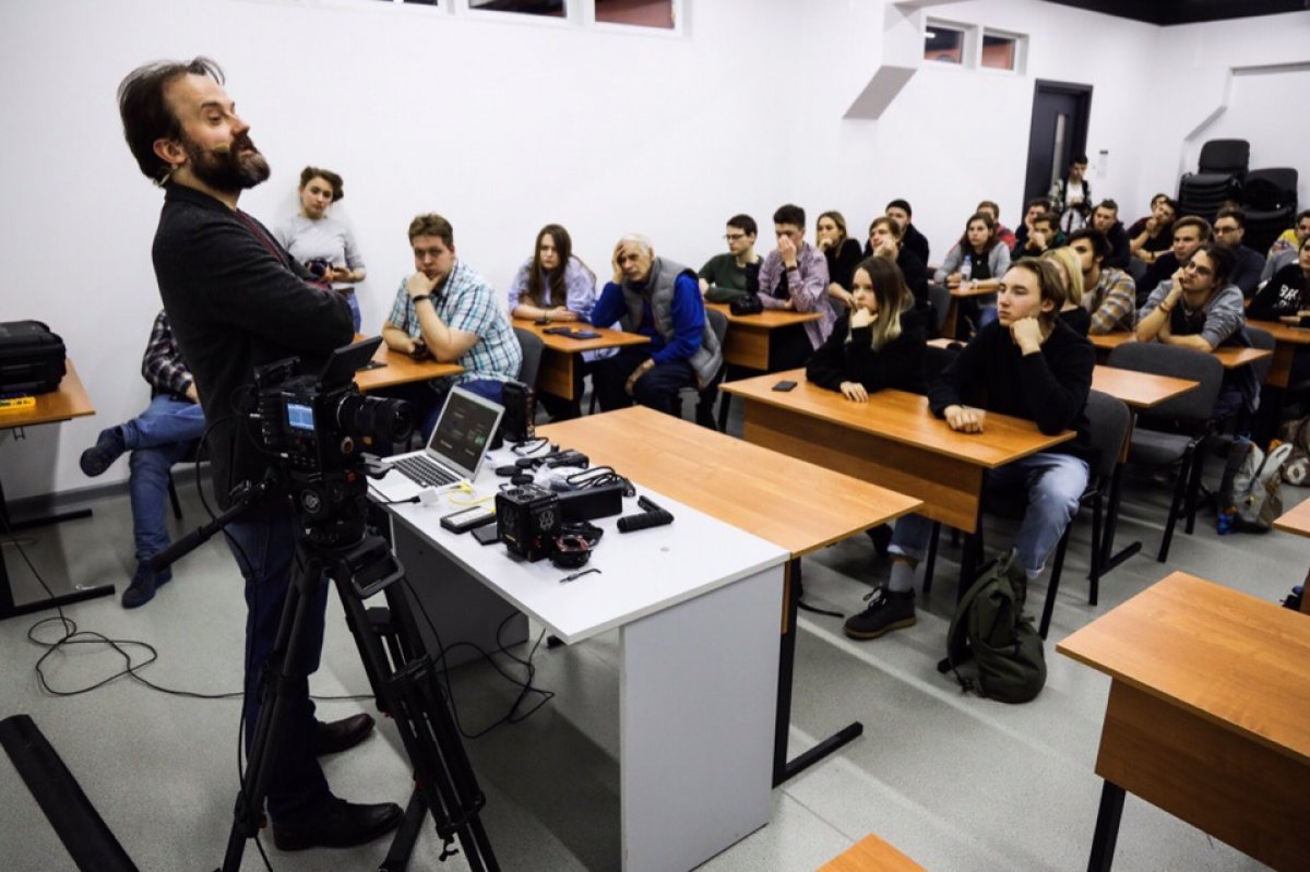 Официальный представитель RED провёл мастер-класс для студентов операторского факультета по использованию новейшей камеры RED DRAGON-X поколения DSMC2.