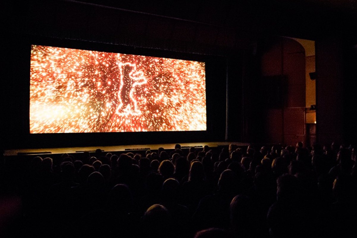 «Расширенное кино» Берлинского кинофестиваля: профессор Анжелика Артюх назвала пять фильмов Berlinale-2019 для большой аудитории. Каждый из них «не просто тесно соединяет искусство с жизнью, но и пытается изменить жизнь посредством искусства» «Расширенное кино» Берлинского кинофестиваля: профессор Анжелика Артюх назвала пять фильмов Berlinale-2019 для большой аудитории. Каждый из них «не просто тесно соединяет искусство с жизнью, но и пытается изменить жизнь посредством искусства»