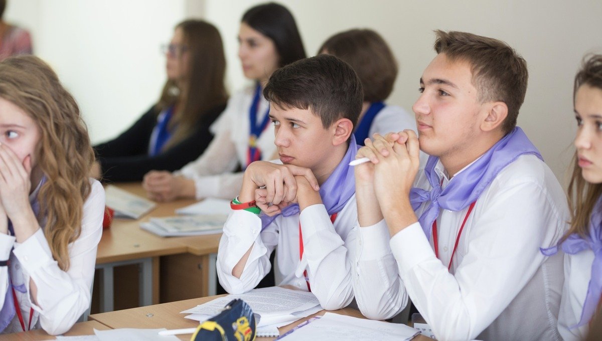 Победители и призеры многопрофильной олимпиады УрФУ «Изумруд» смогут поступить в УрФУ без вступительных испытаний или получить дополнительные баллы в соответствии с правилами приема университета, а также памятные подарки
