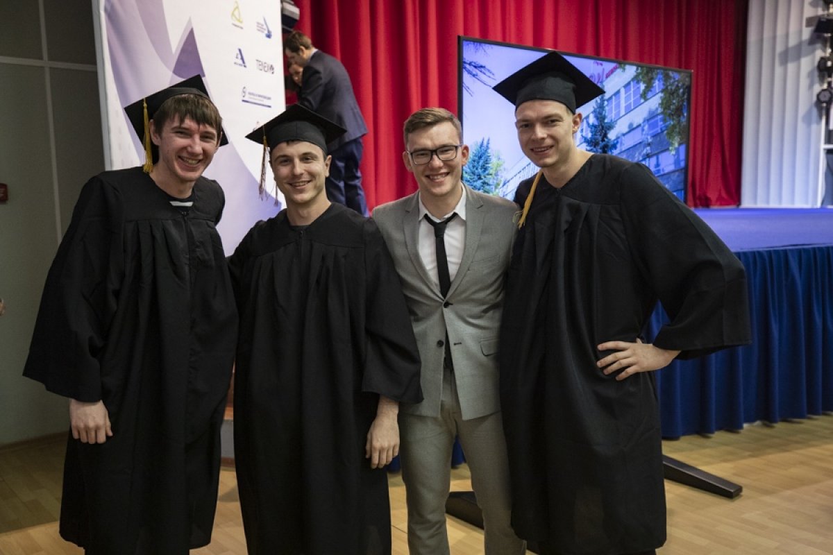 Смотрите фотографии с вручения дипломов выпускникам специалитета