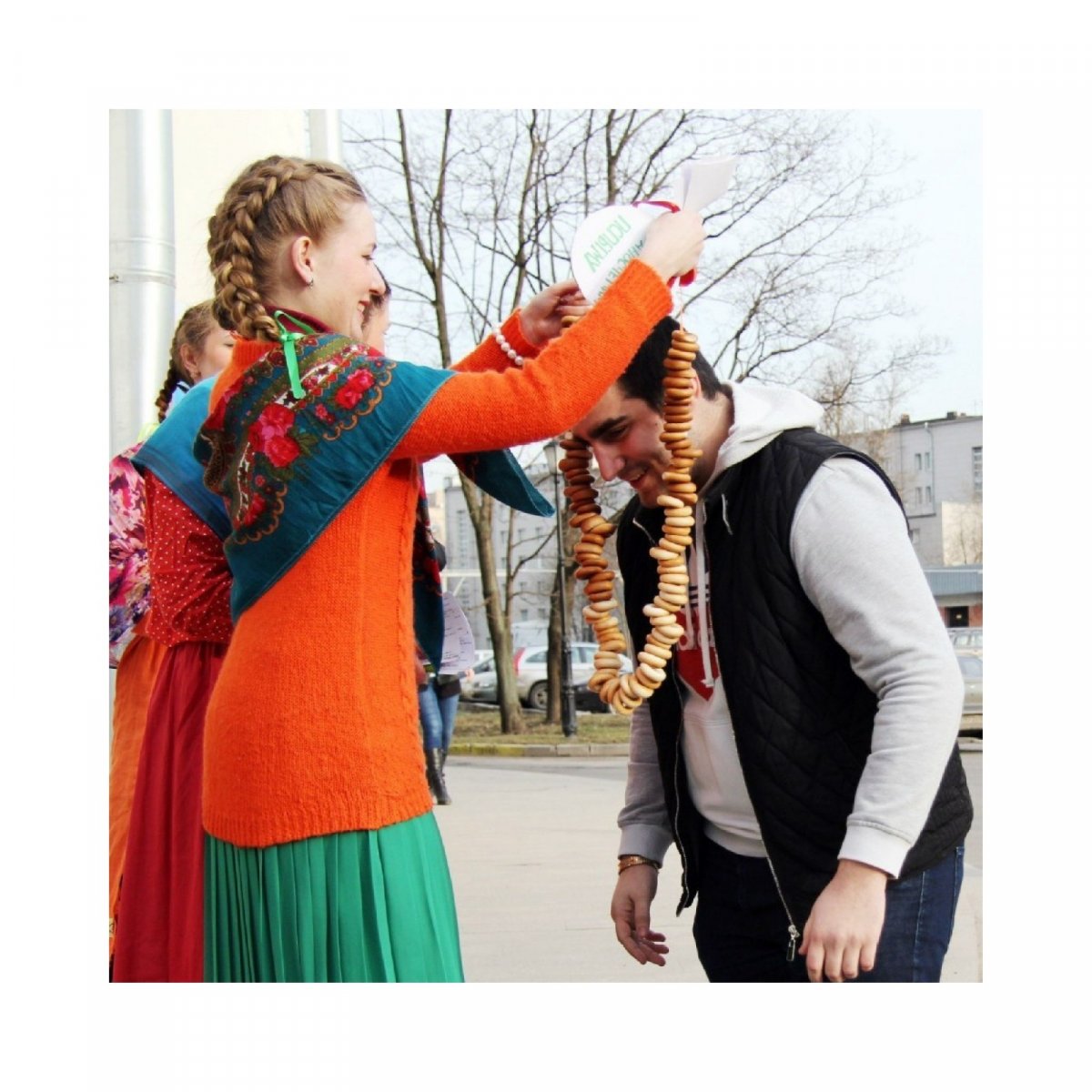 Масленица – один из самых веселых русских народных праздников, который сопровождается гуляньями и ярмарками. Мы также возвращаемся к этой традиции, уже завтра в 14:00 встречаем весну с блинами и песнями