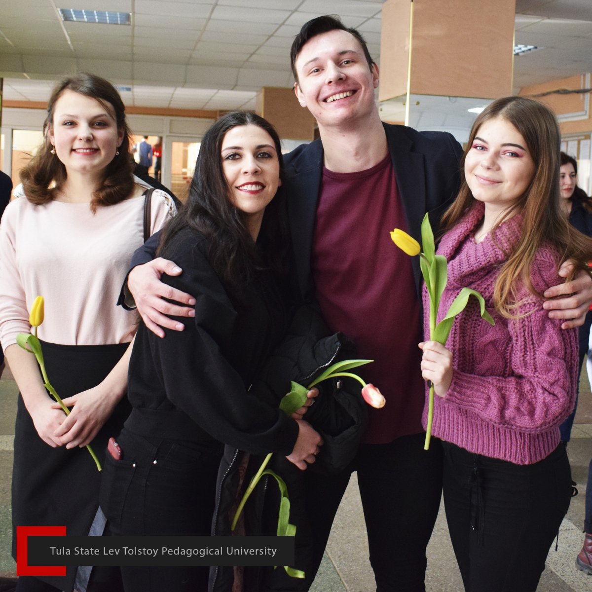 ❤ Рок-н-ролл, цветы и солнце: в университете поздравили милых дам