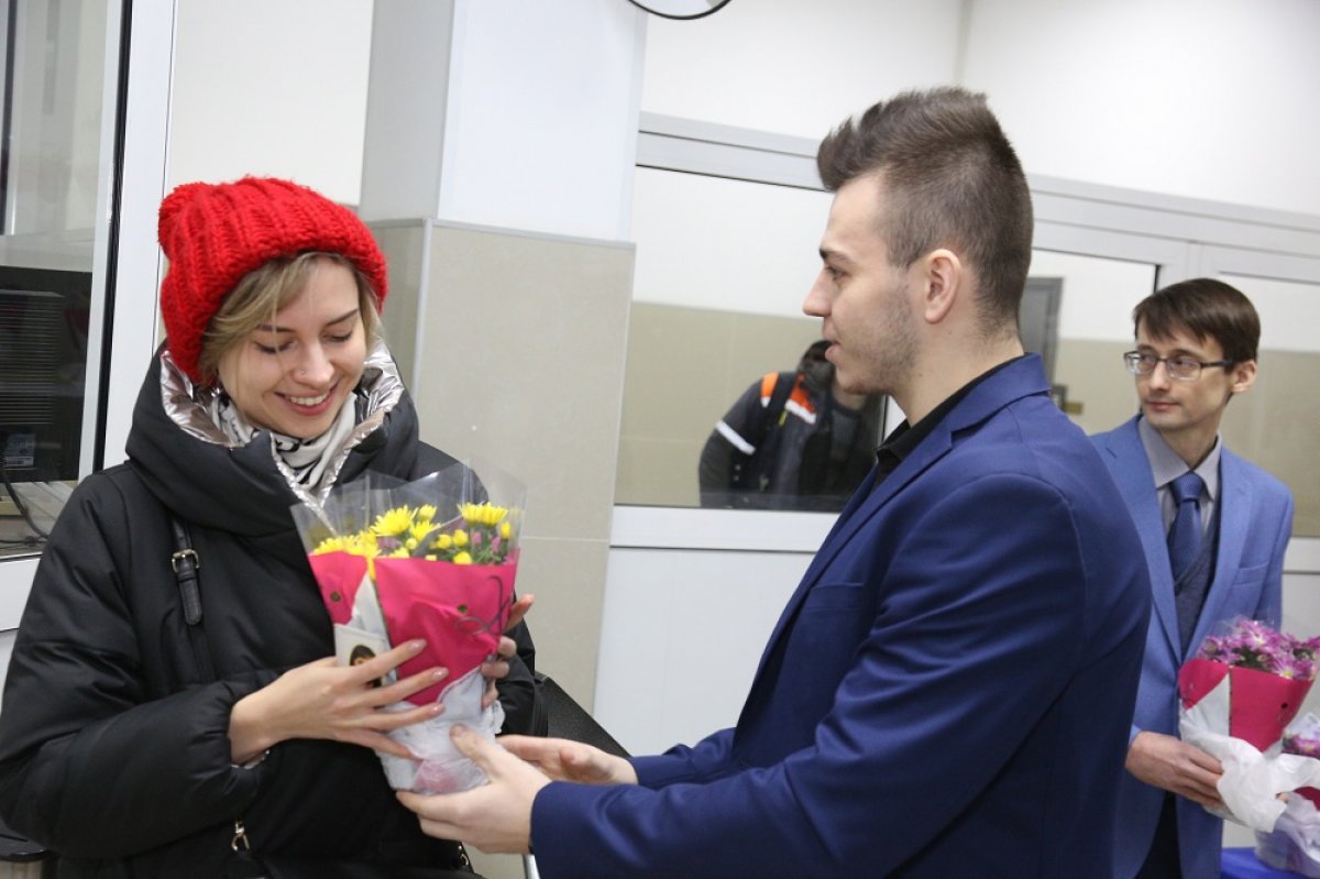 7 марта сотрудниц ВИАМ ждал сюрприз. На проходной института наших дорогих женщин их коллеги поздравили с наступающим праздником, пожелали любви, счастья, благополучия и подарили цветы