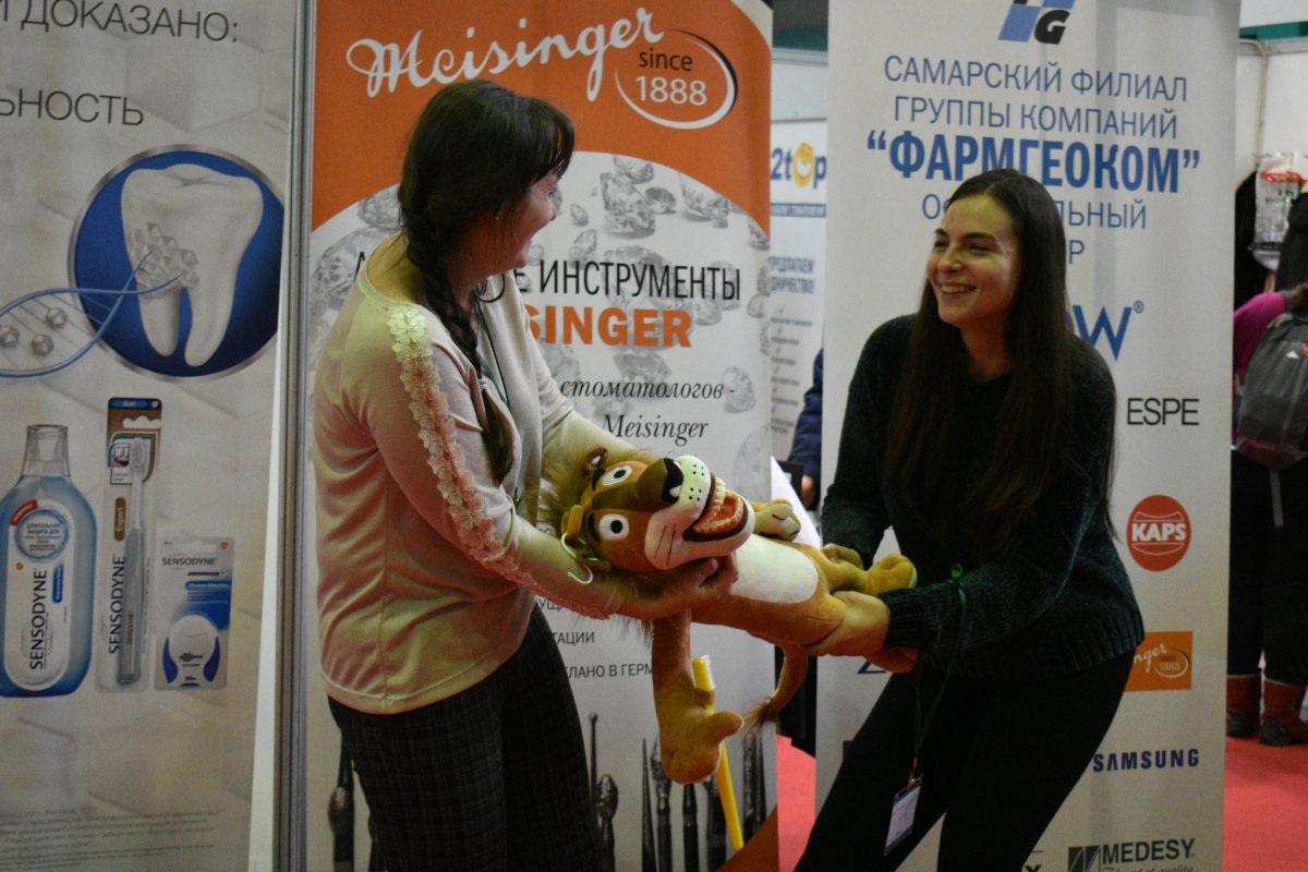 В г. Саратове, в Манеже Дворца Спорта, состоялась выставка оборудования, инструментов, материалов и услуг для стоматологии «Стоматология Саратов», в которой приняли участие студенты и преподаватели медицинского университета «Реавиз».